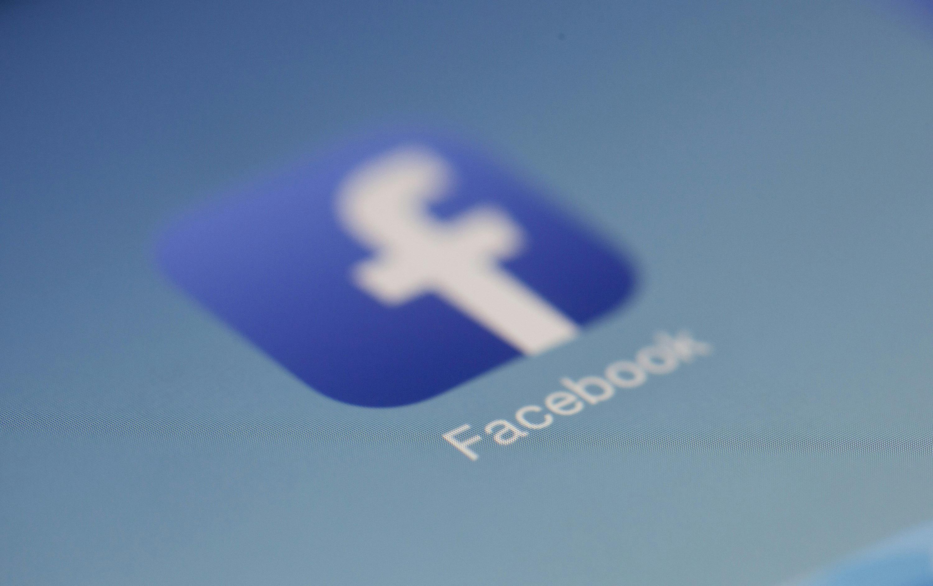 Facebook app icon on a phone. Source : Pexels